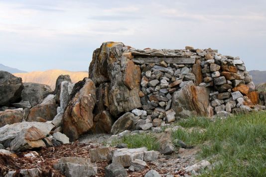 Rose Island, een Inuit-begraafplaats met meer dan 600 Inuit-graven. Meer dan 100 graven werden in de jaren 70 zonder toestemming opgegraven door arcehologen. Slechts sinds vijf jaar wordt dit rechtgezet, menselijke overschotten zijn gerepatrieerd en onlangs opnieuw begraven.