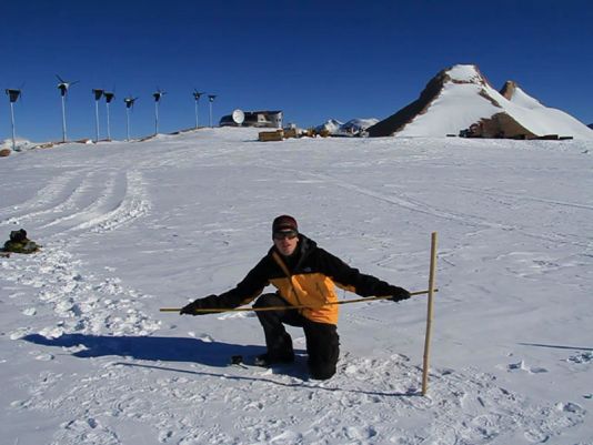 Koen Meirlaen, enseignant de formation, réalise l'expérience en Antarctique, juste à l'extérieur de la station Princess Elisabeth.