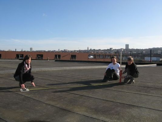 The education team of the International Polar Foundation measures the shadow in Brussels.