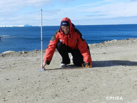 Mariacira Veneruso voert het experiment uit nabij het Italiaanse station op Antarctica, Mario Zucchelli.