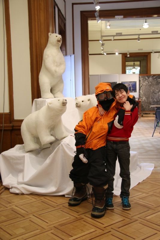 Photo de groupe : jeunes chercheurs et ours polaires !